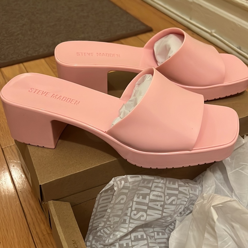 Steve Madden Harlin block heel in color pink